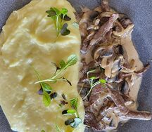 Бефстроганов из говядины с картофельным пюре