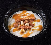 Каша овсяная с орехами и карамелью