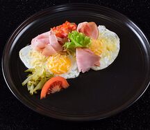 Глазунья с сыром и ветчиной