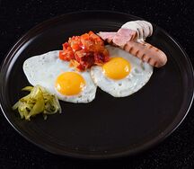 Глазунья с колбаской гриль