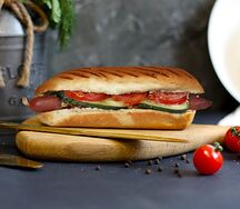 Хот-дог с копченой колбаской 