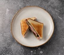 Сэндвич с мортаделлой и песто