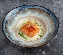 Стейк из форели с луковым соусом и икрой