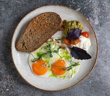 Глазунья с зерновым хлебом и базиликом