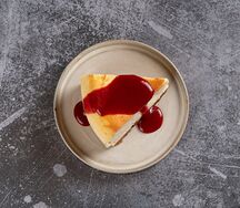 Чизкейк с пряным соусом 