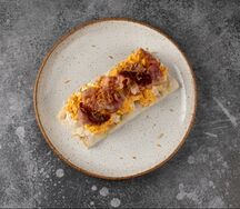 Скрэмбл с беконом на тосте