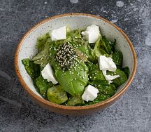 Зеленый салат с брынзой и авокадо