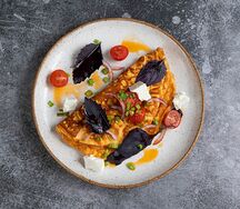 Омлет с помидорами черри и базиликом