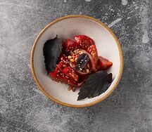 Салат с розовыми томатами и соусом из алычи