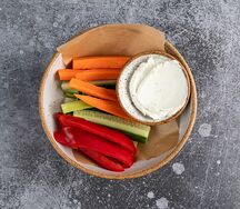 Овощные палочки с соусом блю чиз