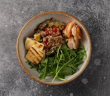 Салат с киноа, сыром халуми и креветками