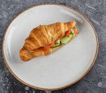 Круассан с форелью
