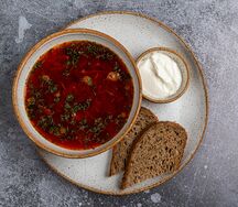 Борщ с копченой сметаной и зерновым хлебом