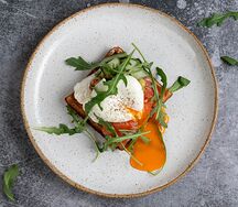 Вафли со слабосоленой форелью и гуакамоле