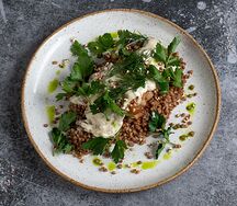 Гречка с бедром и грибным соусом