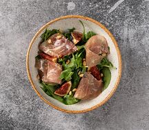 Салат с инжиром и пармой