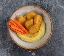 Наггетсы с пюре и морковными палочками
