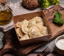 Вареники с творогом, сыром сулугуни и зеленью