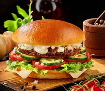 Большой куриный бургер по-фермерски