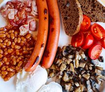 Большой завтрак с сосисками, беконом, фасолью