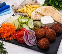 Фалафель на тарелке