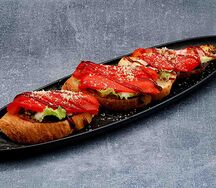 Брускетта с печеным перцем и сыром фета