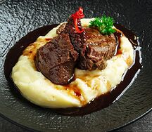 Говяжьи щёки с картофельным пюре