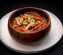 Соба с курицей и черно-перечным соусом