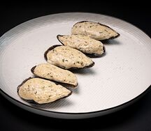 Мидии в створках с фирменным сырно-чесночным соусом