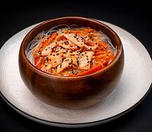 Фунчоза с лососем и устричным соусом