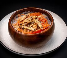 Фунчоза с курицей и чёрно-перечным соусом