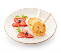 Сырники с яблочной начинкой и свежими ягодами