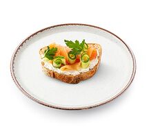 Брускетта с крем-сыром и лососем