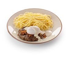 Бифштекс с яйцом пашот