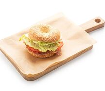 Бейгл с жареным беконом, свежим салатом и томатами