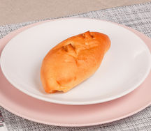 Пирожок с луком и яйцом