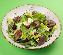 Салат с куриной печенью и ореховым соусом