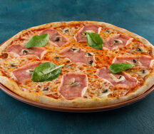 Пицца с грибами и ветчиной