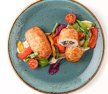 Куриные зразы с грибами и печеными овощами