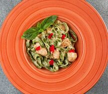 Паста цветная с лососем и азиатским соусом