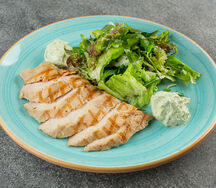 Куриная грудка на гриле с миксом салатов