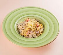 Паста с курицей, беконом и грибами