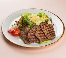 Салат с телятиной, цукини и устричным соусом