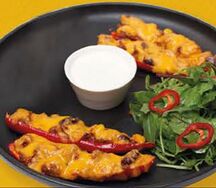 Запеченные перцы чили с мясом и черной фасолью