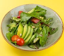 Салат с авокадо и зеленым соусом