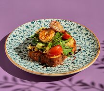 Скрэмбл на бриоши с салатом из авокадо и черри с креветками