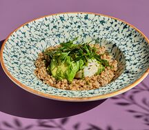 Греча с пармезаном, авокадо и пашот