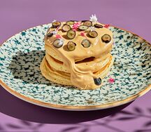 Панкейки со взбитой вареной сгущенкой и сезонными ягодами