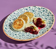 Маковые сырники с ванильным кремом и вишней