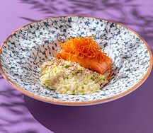 Стейк из лосося со сливочным орзо